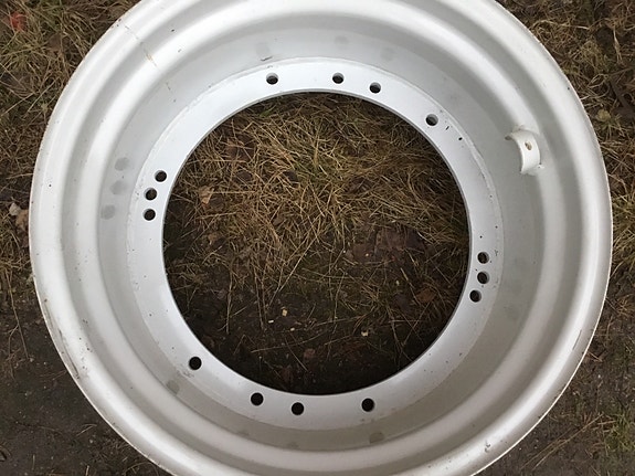 Valtran etu vanteet koko 13,6R 24 .vanteet sopivat  340/85 R24 renkaille