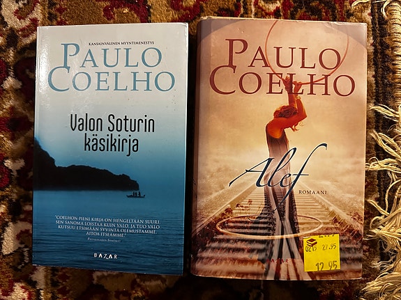 Paulo Coelho Valon soturin käsikirja ja Alkemisti kirjat