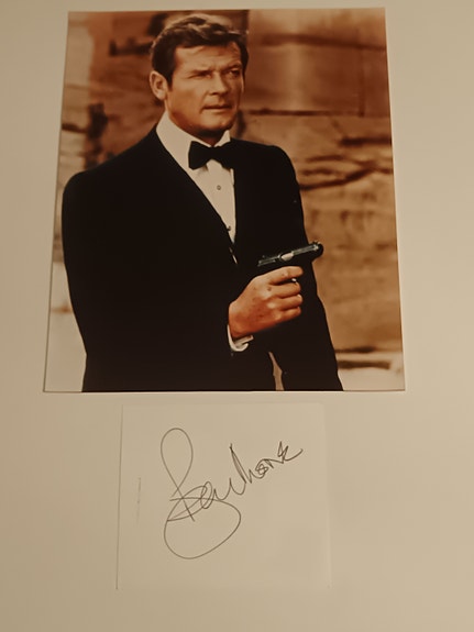 Roger Mooren - Nimikirjoitus - James Bond 007 - Pyhimys - Ivanhoe jne.