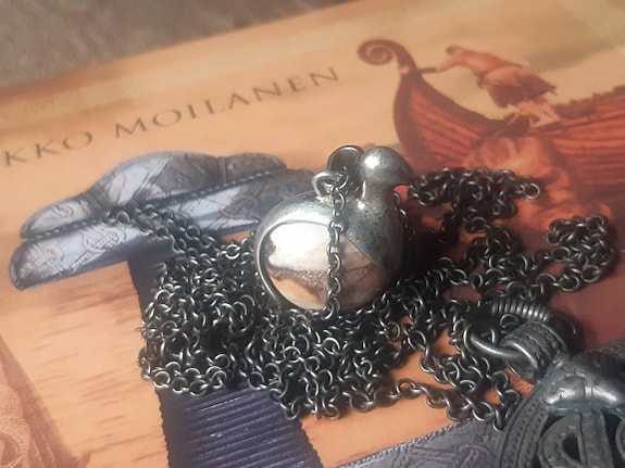 Kalevala Koru Töyrin lintu kaulakoru hopeinen riipus ketjuineen
