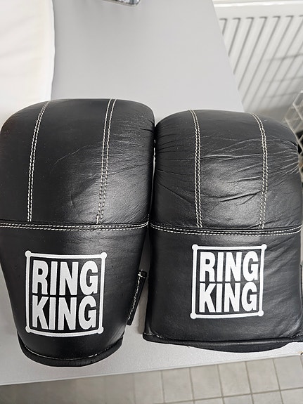 Mustat nyrkkeilyhanskat Ring King L