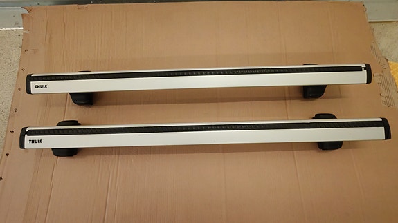 Thule wingbar evo + Thule 754 footpack kattotelineet.
