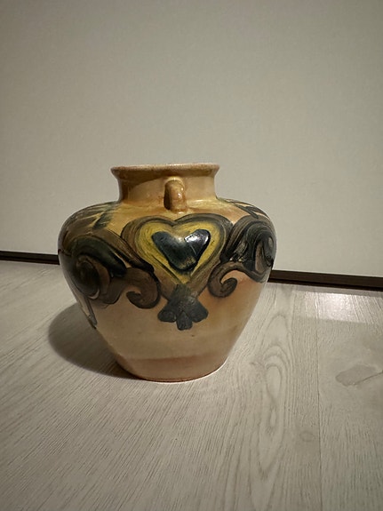 Vanha käsinmaalattu maljakko