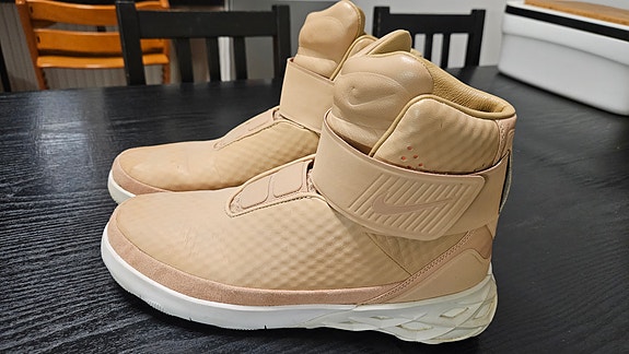 Nike Swoosh Hunter