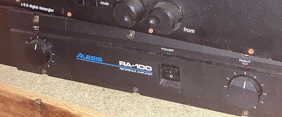 Alesis RA100 stereovahvistin
