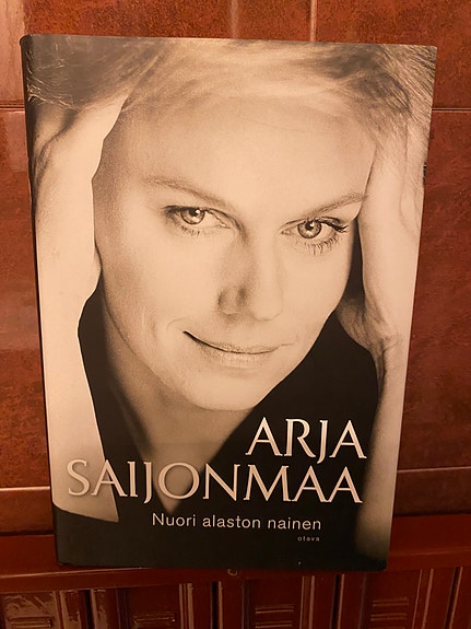 Arja Saijonmaa Nuori Alaston Nainen Kirja