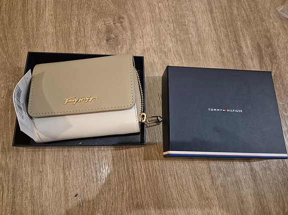 Uusi tommy hilfiger lompakko
