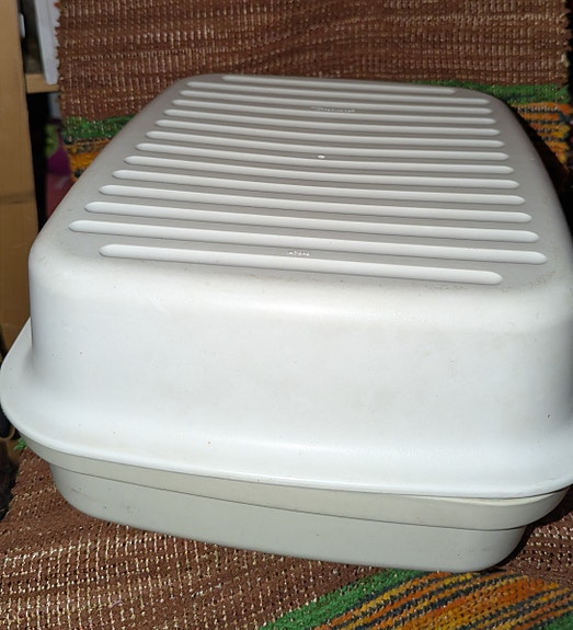 Tupperware leipälaatikko