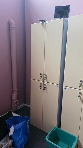 Myydään pukukaappeja