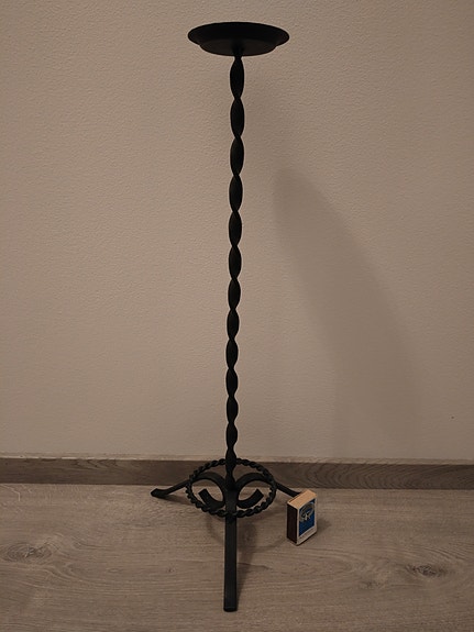 Takorautainen 54 cm korkea kynttilänjalka
