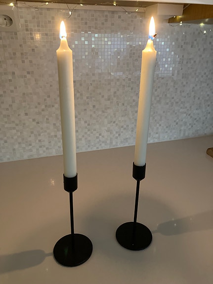 Mustat kynttiläjalat