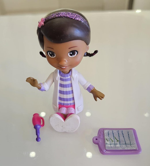 Doc McStuffins -lääkärihahmo tarvikkeineen