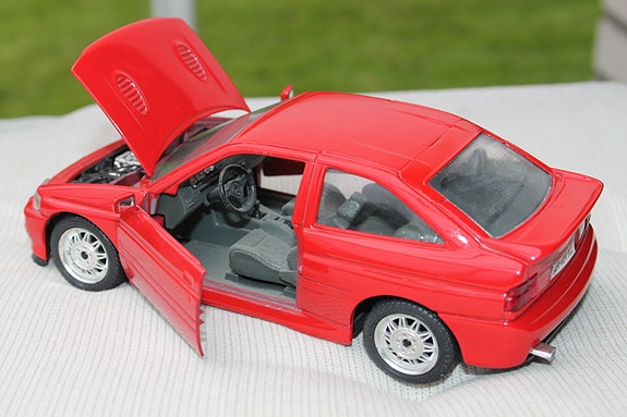 1994 pienoismalli auto Ford Escort RS Cosworth aukeavat ovet 1:24 17CM 1/24
