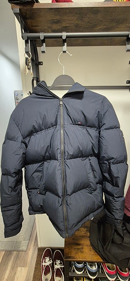Myydään miesten Tommy Hilfiger toppatakki