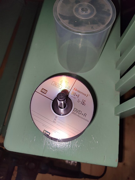 Poltettavia dvd ja cd levyjä.