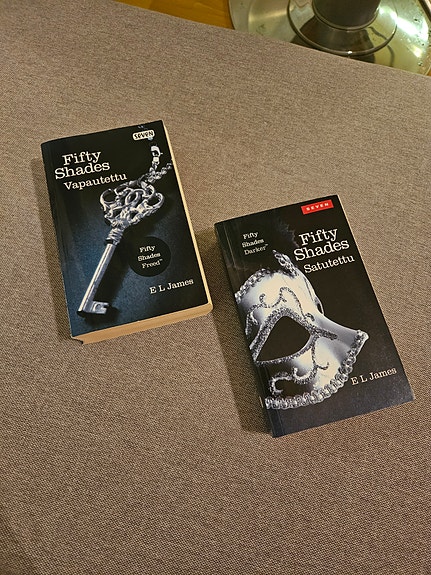 Fifty Shades kirjat: Satutettu & Vapautettu