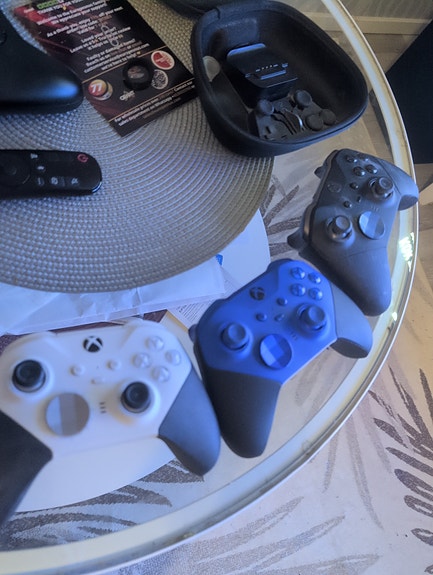 Xbox series 2 ohjaimia 3kpl