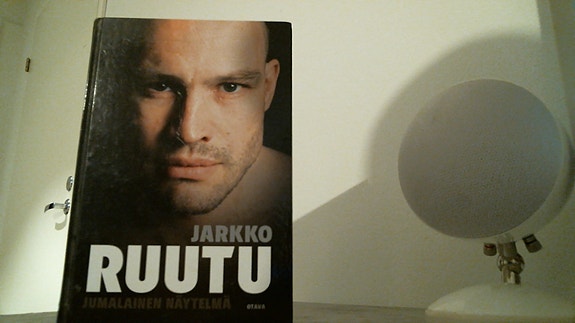 Jarkko Ruutu Jumalainen näytelmä.
