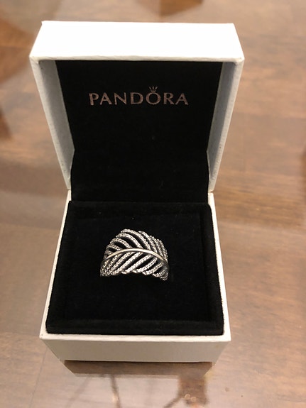 Pandora - Kimalteleva Höyhensormus  pandora kokoa 52 (16,5)
