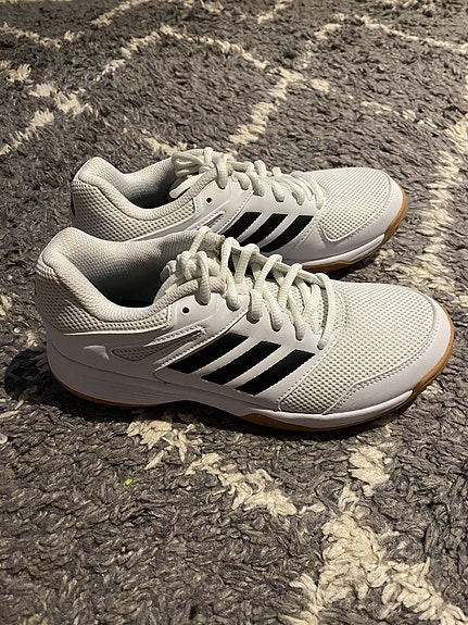 Adidas naisten sisäpelikengät