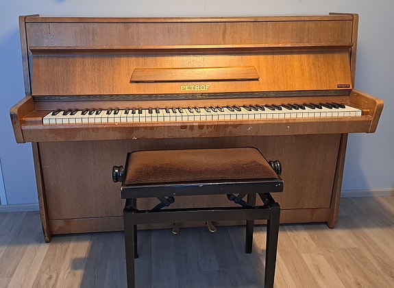 Petrof piano ja tuoli