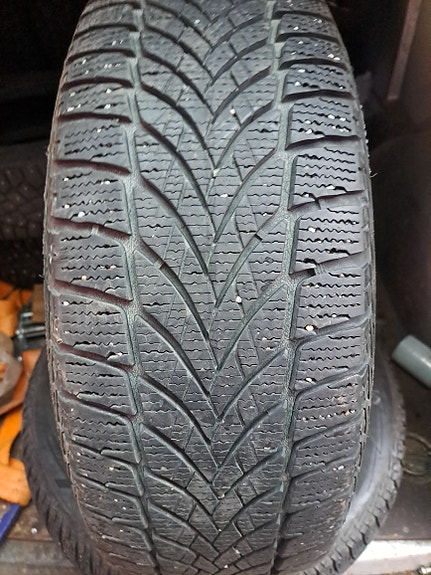 Goodyear 215/60R16 kitkapari