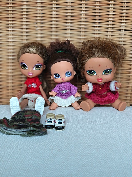 Bratz Babyz / Lil Bratz -nukkeja 3 kpl + vaatteita ja kengät
