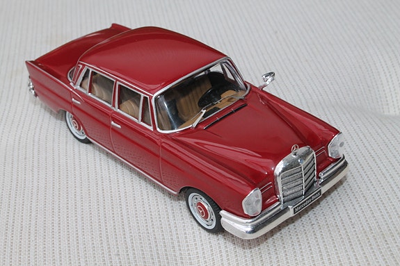 W111 1959 Mercedes-Benz 220 SE upea siipiauto pienoismalli 1:43 metallinen