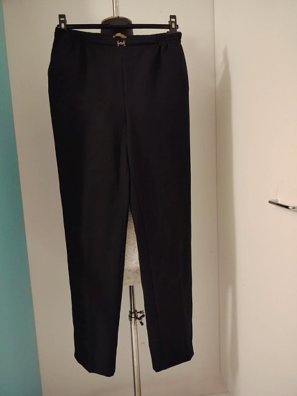 Naisten mustat housut koko 38