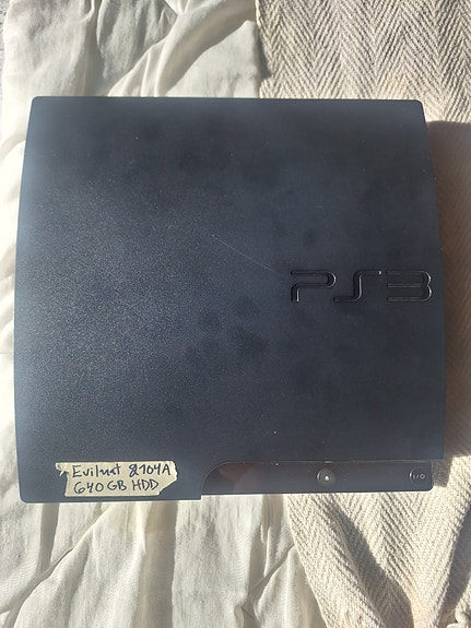 Modattu PlayStation 3 konsoli 2100-sarjaa ulkoisella kovalevyllä ja 100+ pelillä