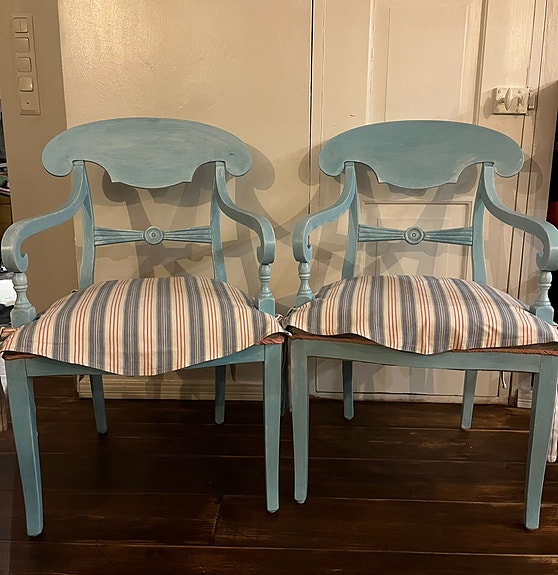 Myydään 2 kaunista vintage-tyylistä käsinojallista tuolia 120€/pari