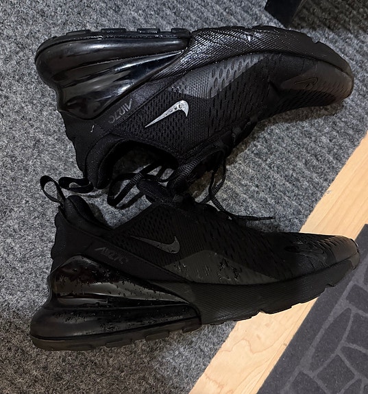 Nike Air Max 270 koko 44 musta