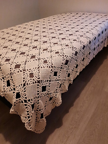 Myydään Virkattu Päiväpeitto 120 cm. leveään sänkyyn. 50 €.