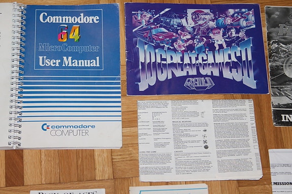 Commodore 64 C64 ohjekirja + peli ohjeet esite manual ERÄ vintage 80-luku