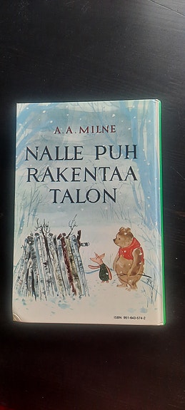 A. A. Milne : Nalle Puh ; Nalle Puh rakentaa talon + Nalle Puh