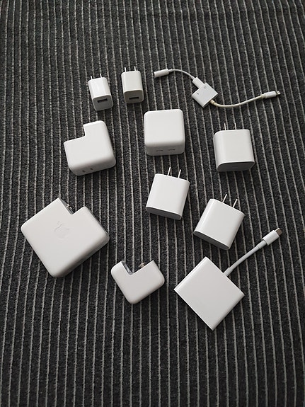 Apple latureita adaptereita yms