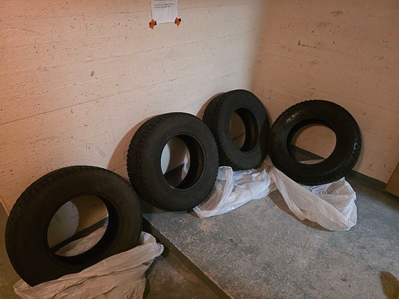 Pakettiauton nastarenkaat 225/70 R15C 4kpl