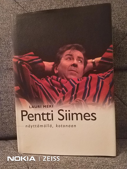 Pentti Siimes näyttämöllä, kotonaan