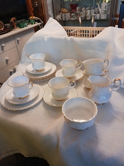 Royal Albert Val D'or kahviastiasto