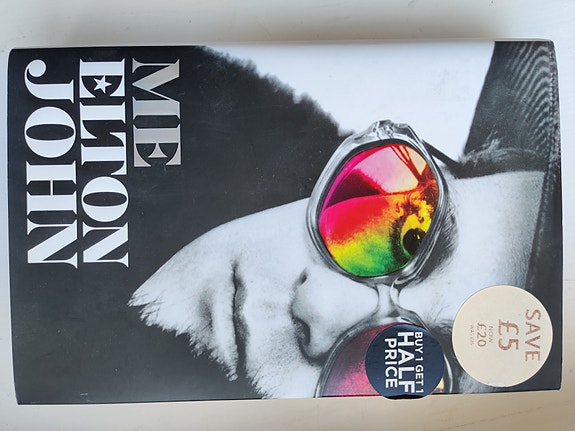 Me Elton John kovakantinen kirja