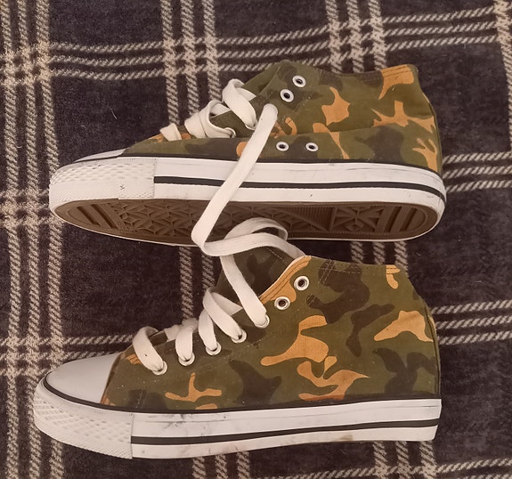 Naisten varrelliset tennarit, camo-kuvio