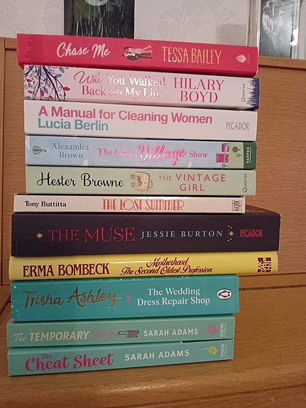 Englannin kielisiä pokkareita  Colleen Hoover, Ahern, Adams, Gilmore