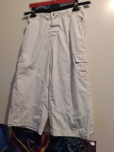 Pitkät shortsit 164 cm.