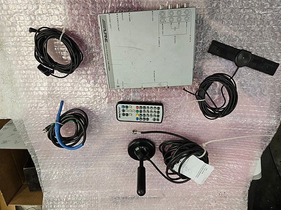 Alpine digiboksi ja antennitarvikkeet autoon, veneeseen, asuntoautoon