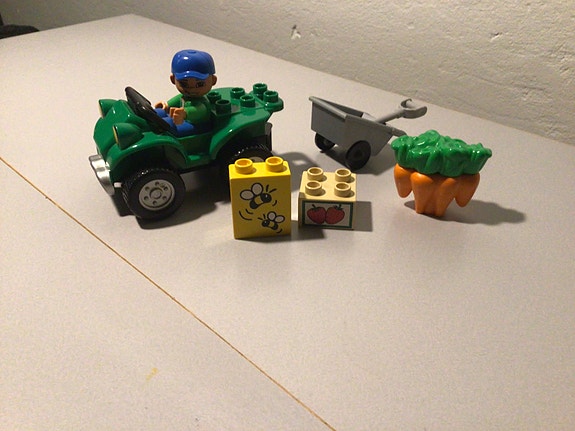 Lego Duplo Maatilan mönkijä ja eläimet aitauksessa