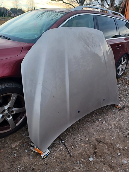 Volvo V70 mk3 konepelti