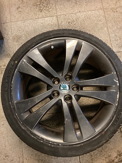 Skoda Fabian kesärenkaat alumiinivanteilla