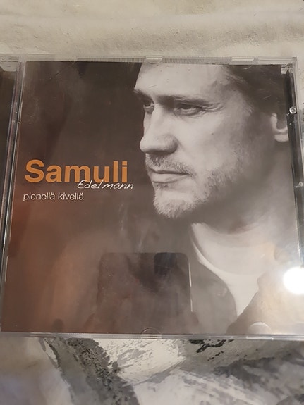 Samuli Edelmanin CD Pienellä kivellä. Vuodelta 2011.