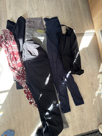 Äitiysvaatteet. Koko S-M