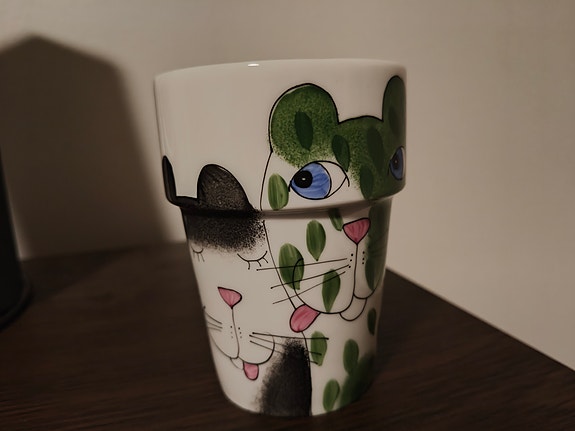 Iloinen kissa aiheinen muki